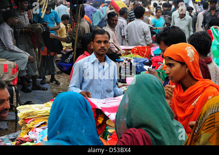 Es gibt viele Leute, die Sachen auf der Straße bei Sadha Markt an Chandni Chowk in Old Delhi zu verkaufen. Stockfoto