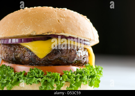 appetitlich Cheeseburger mit roten Zwiebeln closeup Stockfoto