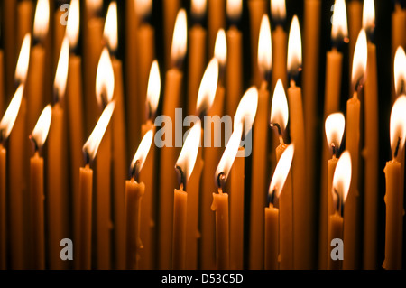 brennende Kerzen orange hautnah Stockfoto