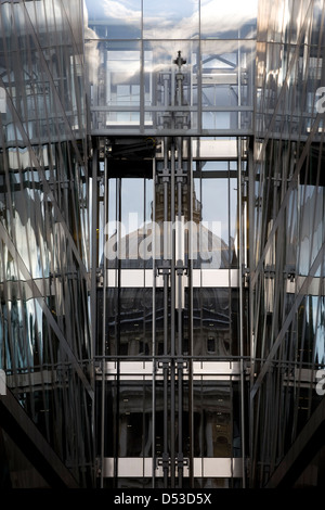 Reflexion der St.Paul es Kathedrale in der Glasfassade ein Bürohaus Stockfoto