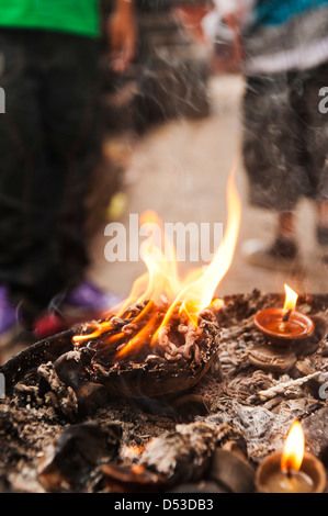 Öl-Lampen brennen in einen Tempel, Swayambhunath, Kathmandu, Nepal Stockfoto