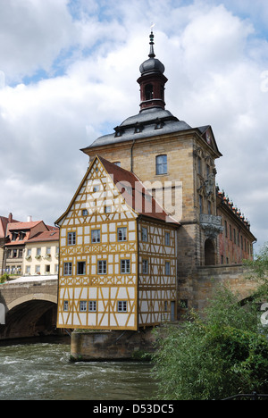 Altes Rathaus (altes Rathaus) in Bamberg (Deutschland, Bayern) am Fluss Regnitz. Stockfoto