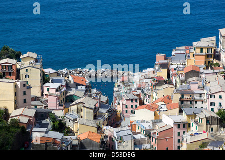 Riomaggiore Dorf der Cinque Terre, Italien - Schuss getroffen von den Hügeln über Erfassung der malerischen Häuser und das Meer Stockfoto