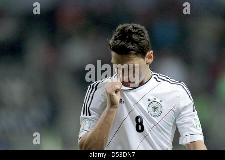 Astana, Kasachstan. 22. März 2013. Deutschlands Mesut Oezil während der FIFA WM 2014 Qualifikation Gruppe C Fußball-match zwischen Kasachstan und Deutschland in Astana, Kasachstan, Astana Arena 22. März 2013. Foto: Fredrik von Erichsen/Dpa/Alamy Live News Stockfoto