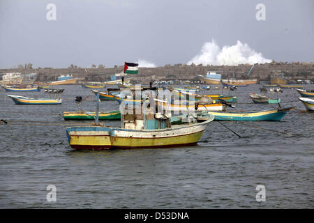 23. März 2013 - Gaza-Stadt, Gazastreifen, Palästina - Angelboote/Fischerboote sind gesehen Anker im Hafen von Gaza City 23. März 2013. Hamas beschwerte sich Ägypten am Freitag nach Israel Teil einer Cairo vermittelten Waffenstillstand-Vereinbarung durch Halbierung der palästinensischen Zugriff auf Angelgewässer in Reaktion auf einem Raketenangriff aus dem Gazastreifen ausgesetzt (Credit-Bild: © Ashraf Amra/APA Images/ZUMAPRESS.com) Stockfoto