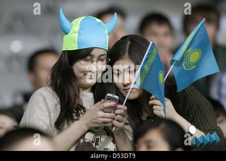 Astana, Kasachstan. 22. März 2013. Weibliche Fans während der FIFA WM 2014 Qualifikation Gruppe C Fußball match zwischen Kasachstan und Deutschland in Astana, Kasachstan, Astana Arena 22. März 2013. Foto: Fredrik von Erichsen/Dpa/Alamy Live News Stockfoto