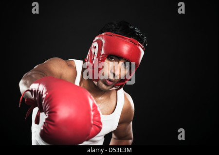 Porträt eines männlichen Boxer Boxen üben Stockfoto