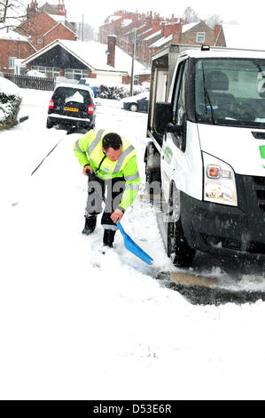 Hucknall, Notts, UK. 23. März 2013. Schnee weiterhin hinzufügen bereits tief snow.Milkmans Fahrzeug im Schnee stecken. Bildnachweis: Ian Francis / Alamy Live News Stockfoto