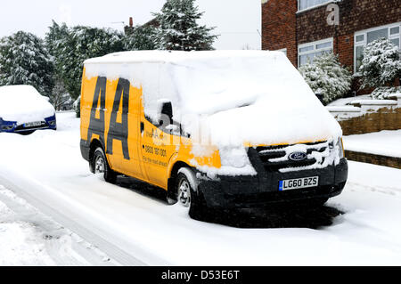 Hucknall, Notts, UK. 23. März 2013. Schnee ist weiterhin hinzufügen bereits tiefen Schnee fallen. AA Auto abschöpfen Fahrzeug mit Schnee bedeckt. Bildnachweis: Ian Francis / Alamy Live News Stockfoto