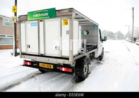 Hucknall, Notts, UK. 23. März 2013. Schnee weiterhin hinzufügen, bereits tief snow.Milk Lieferfahrzeug auf Hügel auf den Morgen runden fest. Bildnachweis: Ian Francis / Alamy Live News Stockfoto