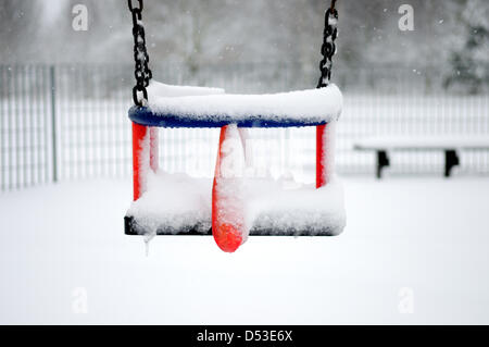 Hucknall, Notts, UK. 23. März 2013. Schnee ist weiterhin hinzufügen bereits tiefen Schnee fallen. Mindestens ein Fuß Schnee deckt Kinderspielplatz. Bildnachweis: Ian Francis / Alamy Live News Stockfoto