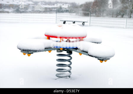 Hucknall,Notts.UK.23rd März 2013.Snow weiterhin hinzufügen bereits tiefen Schnee fallen. Kinder legen Boden "Frühling reiten". Bildnachweis: Ian Francis / Alamy Live News Stockfoto