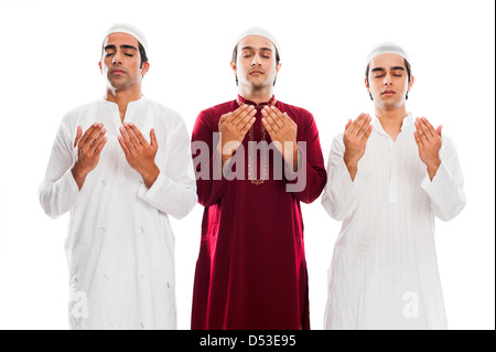 Drei Freunde beten während Eid festival Stockfoto