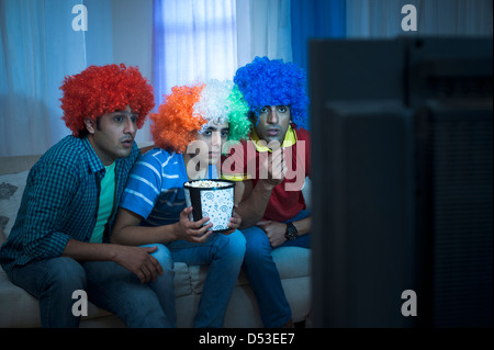 Freunde beobachten Cricket match im Fernsehen zu Hause Stockfoto