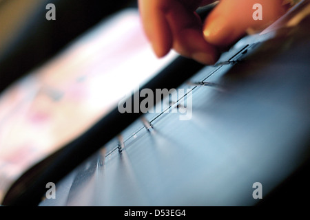 Hände auf einer Laptoptastatur tippen Stockfoto