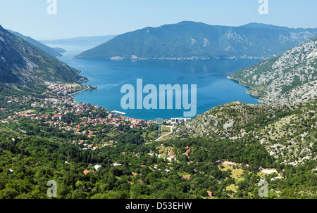 Bucht von Kotor Sommer neblige Aussicht von oben und Kotor Stadt an der Küste (Montenegro) Stockfoto