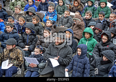 Klasse von religiösen jüdischen Jungen & ihre Lehrer auf einer Kundgebung der Lubawitscher Rebbe Geburtstag auf 11 Adar, Stockfoto