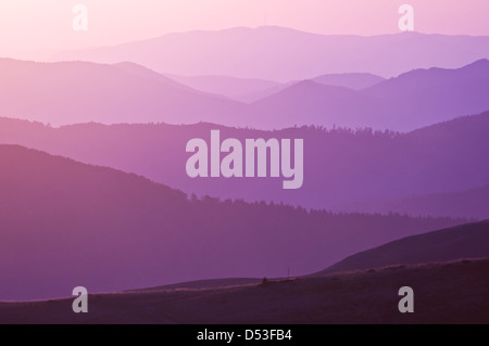 Blaue Schönheit Sonnenuntergang am Berg Stockfoto