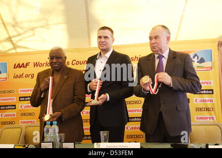 Bydgoszcz, Polen am 23. März 2013-Pressekonferenz vor der IAAF Crosslauf-Weltmeisterschaften. Über 400 Läufer aus 47 Ländern nehmen Teil an den Meisterschaften, die am Sundey, 24. beginnt, März im Myslecinek Park in Bydgoszcz. L-R Lamine Diack - IAAF-Präsidenten, Sebastian Chmara Berater der Sportminister, Jerzy Skucha, Präsident der polnischen Leichtathletikverband nimmt an der Konferenz teil.  Bildnachweis: Michal Fludra / Alamy Live News Stockfoto