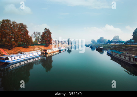 Boote in den Fluss, Jhelum, Srinagar, Jammu und Kaschmir, Indien Stockfoto