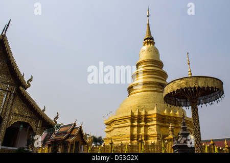 goldene Chedi ist ein wichtiger Ort der Anbetung, Phra, dass Hariphunchai Stockfoto