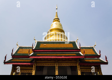 goldene Chedi ist ein wichtiger Ort der Anbetung, Phra, dass Hariphunchai Stockfoto