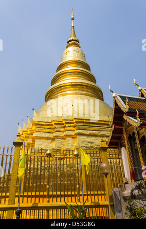 goldene Chedi ist ein wichtiger Ort der Anbetung, Phra, dass Hariphunchai Stockfoto