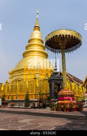 goldene Chedi ist ein wichtiger Ort der Anbetung, Phra, dass Hariphunchai Stockfoto