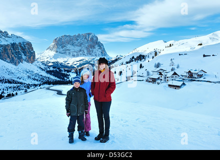 Familie am Morgen Winter Gebirgshintergrund. Grödner Joch in den Dolomiten von Südtirol im Nordosten Italiens. Stockfoto
