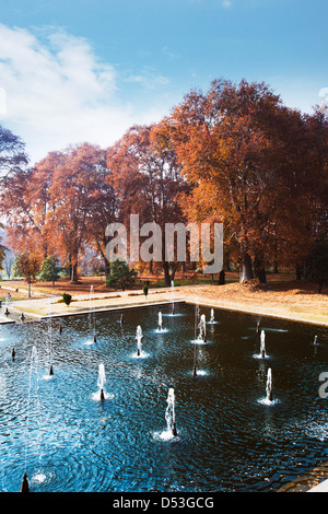 Brunnen im Garten, Nishat Bagh, Srinagar, Jammu und Kaschmir, Indien Stockfoto