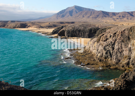 Strand und die Bucht, Lanzarote, Spanien - Blick auf eine schöne Bucht und Strand von Playas de Papagayo, Lanzarote, Kanarische Inseln, Spanien. Stockfoto