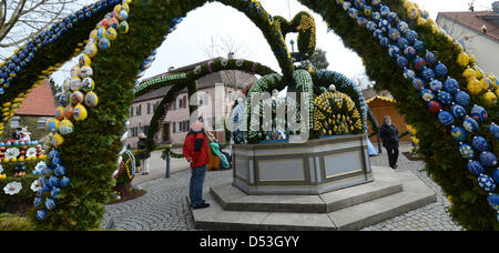 Der Brunnen von Schechingen ist mit farbigen und bemalten Eiern Schechingne, Deutschlands eingerichtet. Ostern-Brunnen in Schehcingen, die mit rund 11.000 bemalten Huhn, Ente und Straußen geschmückt ist Eiern, gilt als das größte und schönste Oster-Brunnen in Baden-Württemberg. Foto: Franziska Kraufmann Stockfoto