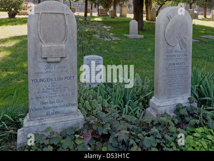 Grabstein von John Keats und seinem Freund Joseph Severn in der protestantischen Friedhof in Rom. Stockfoto