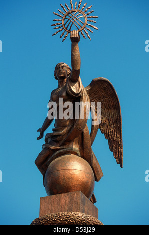 Das ehemalige Erkindik-Denkmal in Bischkek, Kirgisistan. Diese Statue wurde 2011 demontiert und durch eine Statue von Manas dem Großen ersetzt. Stockfoto