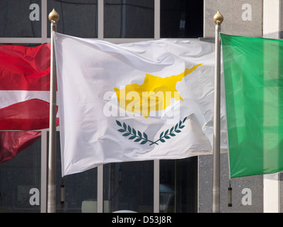 Flagge von Zypern winken vor dem EU-Parlament in Brüssel. Stockfoto