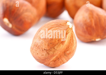 geschälte Haselnüsse isoliert auf weißem Hintergrund Stockfoto