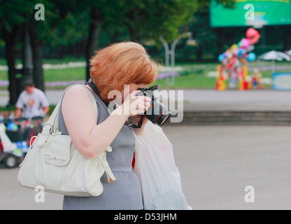 die Frau-ein Fotograf fotografiert Stockfoto