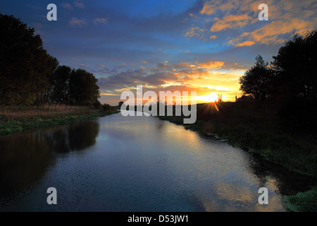 Abtropfen Sie Herbst Sonnenaufgang über Fenland Wasserstraße, Cambridgeshire, England, Großbritannien, UK Stockfoto