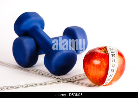 Blaue Hanteln und roter Apfel mit Maßband isoliert auf weißem Hintergrund Stockfoto