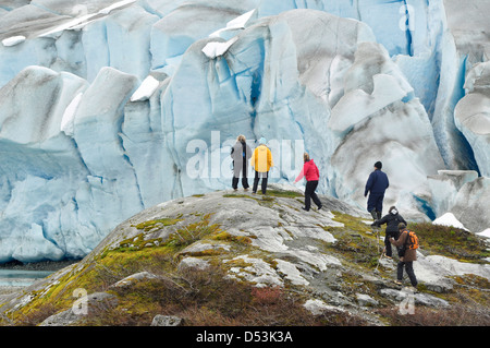 Wanderer unter den Reid Gletscher im Glacier-Bay-Nationalpark, Alaska. Stockfoto