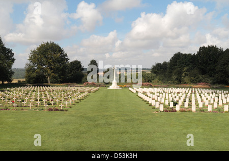 Der anglo-französischen Friedhof & überqueren des Opfers auf dem Gelände der Gedenkstätte Thiepval, Thiepval, Frankreich. Stockfoto