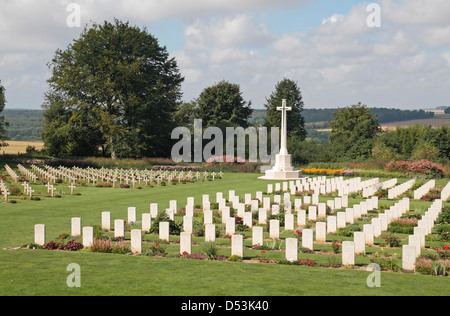 Der anglo-französischen Friedhof & überqueren des Opfers auf dem Gelände der Gedenkstätte Thiepval, Thiepval, Frankreich. Stockfoto