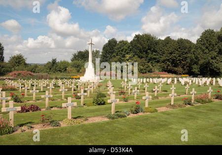 Der anglo-französischen Friedhof & überqueren des Opfers auf dem Gelände der Gedenkstätte Thiepval, Thiepval, Frankreich. Stockfoto