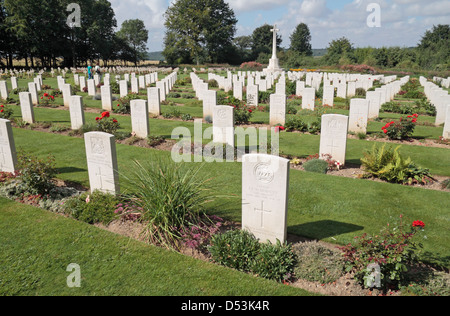 Der anglo-französischen Friedhof & überqueren des Opfers auf dem Gelände der Gedenkstätte Thiepval, Thiepval, Frankreich. Stockfoto