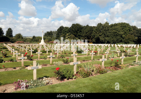 Der anglo-französischen Friedhof & überqueren des Opfers auf dem Gelände der Gedenkstätte Thiepval, Thiepval, Frankreich. Stockfoto