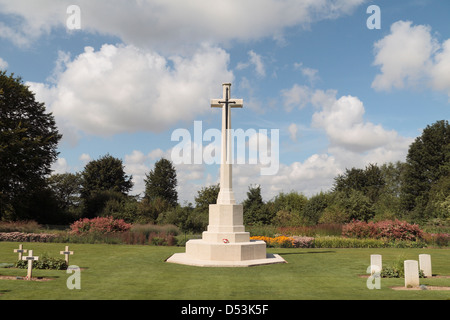 Das Überqueren der Opfer in der anglo-französischen Friedhof neben der Thiepval-Denkmal, Thiepval, Frankreich. Stockfoto