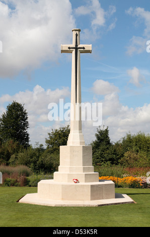 Das Überqueren der Opfer in der anglo-französischen Friedhof neben der Thiepval-Denkmal, Thiepval, Frankreich. Stockfoto