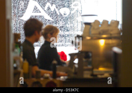 Oswestry, UK. 23. März 2013. Barristas Haiden 16, Schüler von Oswestry und Maiden 26 auch von Oswestry arbeitest Aroma Cafe, während draußen der Schnee ist ungebrochen. Photo Credit Graham M. Lawrence/Alamy live News. Stockfoto