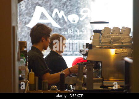 Oswestry, UK. 23. März 2013. Barristas Haiden 16, Schüler von Oswestry und Maiden 26 auch von Oswestry arbeitest Aroma Cafe, während draußen der Schnee ist ungebrochen. Photo Credit Graham M. Lawrence/Alamy live News. Stockfoto