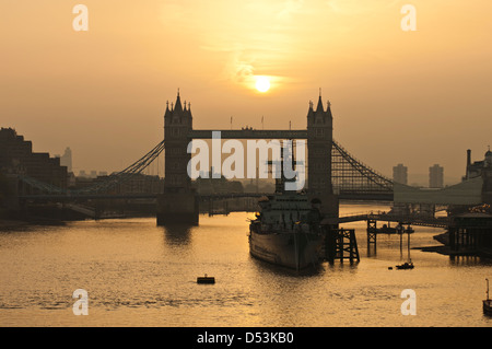 Tower Bridge und HMS Belfast auf der Themse bei Sonnenaufgang, London Stockfoto